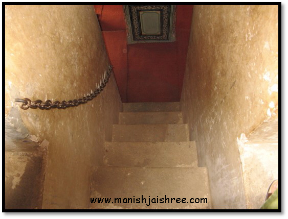 Stairs with ropes in Nawalgarh Poddar haveli